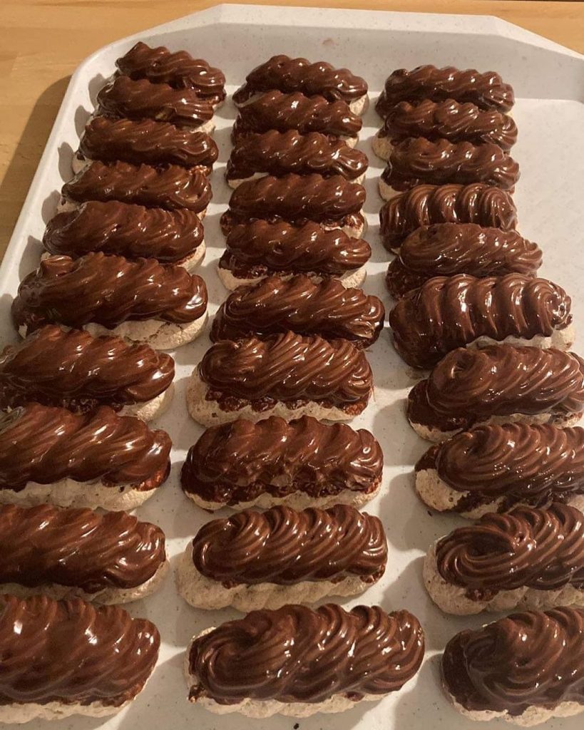 🥜 Orieškové cesto, rumový maslový krém a čokoládová poleva — parížske rožky sú sviatok pre každého, kto ich ochutná prvýkrát. Krehké, voňavé a pri 🙀🙀👌👌👇🏻👇🏻👇🏻👇🏻